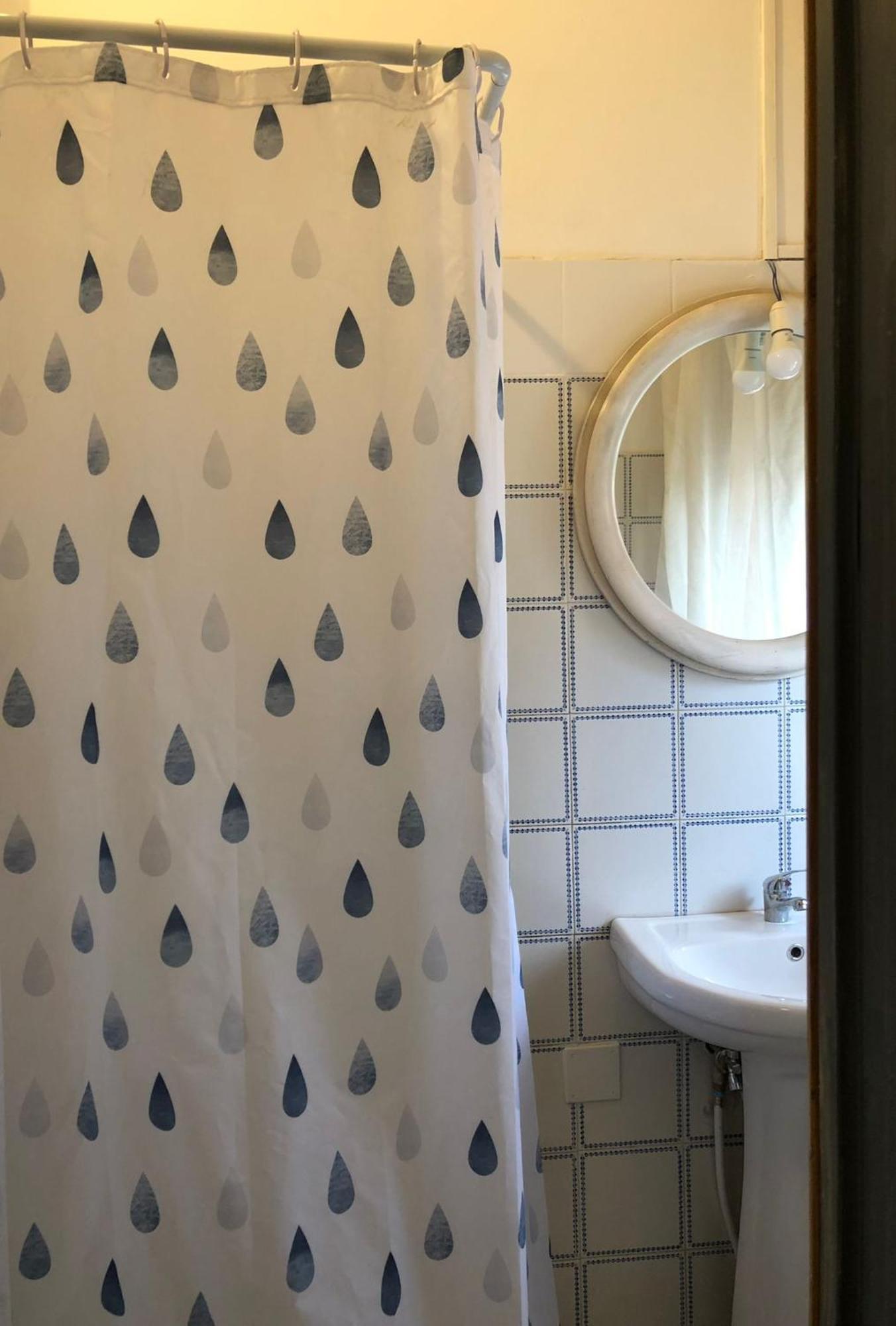 Venice Treviso Airport Bed Exterior photo A shower curtain